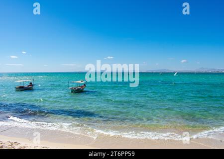 Hammamet Tunesien, Strand und Boote auf flachem Wasser, Blick auf das Mittelmeer Stockfoto