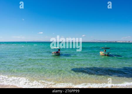 Hammamet Tunesien, Strand und Boote auf flachem Wasser, Blick auf das Mittelmeer Stockfoto