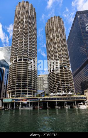 Marina Tower. Zwei 179,2 Meter hohe Doppeltürme gehören zu den berühmtesten Gebäuden Chicagos. Sie werden aufgrund ihres äußeren Erscheinungsbildes als „Maiskolben“ bezeichnet. Die unteren 19 Etagen bieten Platz für 896 Autos. Chicago, Usa Stockfoto