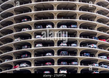 Marina Tower. Zwei 179,2 Meter hohe Doppeltürme gehören zu den berühmtesten Gebäuden Chicagos. Sie werden aufgrund ihres äußeren Erscheinungsbildes als „Maiskolben“ bezeichnet. Die unteren 19 Etagen bieten Platz für 896 Autos. Chicago, Usa Stockfoto