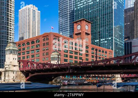 Der Chicago Riverwalk verläuft vom Lake Shore Drive am Lake Michigan bis zur Franklin Street im Zentrum von Chicago. Die Fußgängerpromenade wurde 2001 angelegt. Die Brücken über den Chicago River werden bei Bedarf erhöht, damit größere Schiffe passieren können. Die Brückenhalter arbeiten in den historischen Brückenhäusern von Chicago, USA Stockfoto