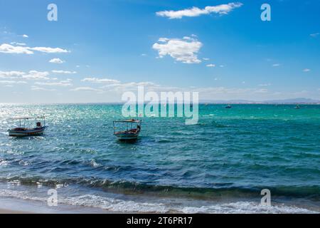 Hammamet Tunesien, Strand und Boote auf flachem Wasser, Blick auf das Mittelmeer Stockfoto