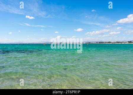 Hammamet Tunesien, Strand und Boote auf flachem Wasser, Blick auf das Mittelmeer Stockfoto