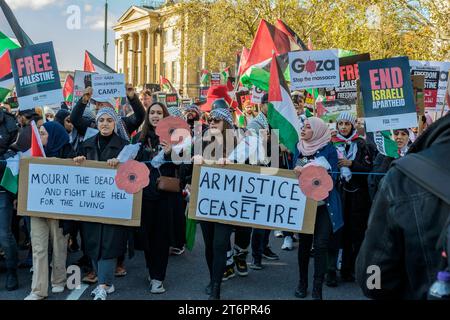 11. November 2023, London, Großbritannien. Hunderttausende von Menschen marschieren durch das Zentrum Londons, um gegen die anhaltende Bombardierung des Gazastreifens durch Israel zu protestieren. Die Organisatoren der Demonstration, der palästinensischen Solidaritätskampagne, fordern einen sofortigen Waffenstillstand. Stockfoto