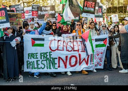 11. November 2023, London, Großbritannien. Hunderttausende von Menschen marschieren durch das Zentrum Londons, um gegen die anhaltende Bombardierung des Gazastreifens durch Israel zu protestieren. Die Organisatoren der Demonstration, der palästinensischen Solidaritätskampagne, fordern einen sofortigen Waffenstillstand. Stockfoto