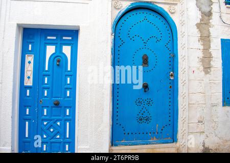 Enge Gassen der Altstadt Medina in Sousse, Tunesien. Traditionelle tunesische blaue Türen Stockfoto