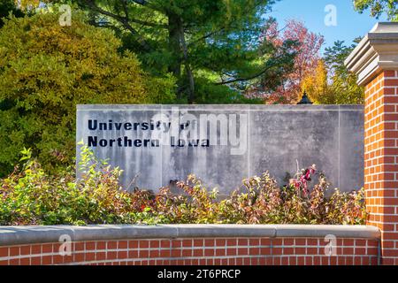 CEDAR FALLS, IA, USA - 21. OKTOBER 2023: Eingangswand auf dem Campus der University of Northern Iowa. Stockfoto