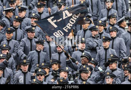 11. November 2023: Kadetten jubeln während des NCAA-Fußballspiels zwischen den Holy Cross Crusaders und den Army Black Knights im Michie Stadium in West Point, NY. Mike Langish/CSM Stockfoto