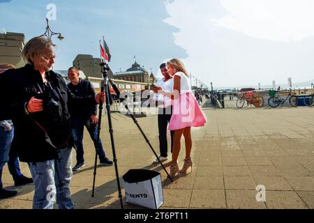 26.05.2016 der Haag, Niederlande TV-Video von einer TV-Channe (attraktive junge Frau - Moderatorin)l neben 'de Pier' im Seebad Scheveningen on Stockfoto