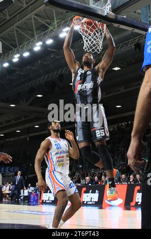 Jordan Mickey (Segafredo Virtus Bologna) während der italienischen A1-Basketballmeisterschaft Segafredo Virtus Bologna vs. Nutribullet Treviso Basket - in der Segafredo Arena, Bologna, Italien, 11. November 2023 - Foto: Michele Nucci Stockfoto