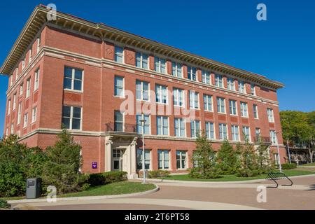 CEDAR FALLS, IA, USA - 21. OKTOBER 2023: Wright Hall auf dem Campus der University of Northern Iowa. Stockfoto