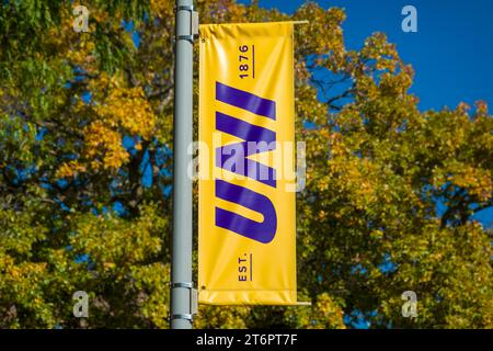 CEDAR FALLS, IA, USA – 21. OKTOBER 2023: Uni-Flagge auf dem Campus der University of Northern Iowa. Stockfoto
