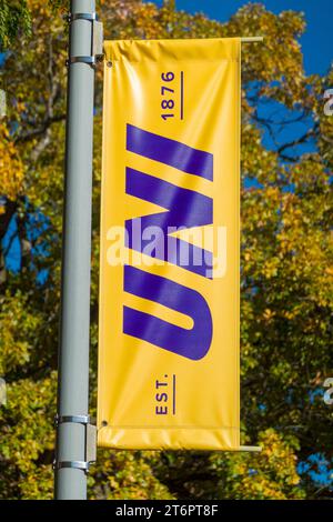 CEDAR FALLS, IA, USA – 21. OKTOBER 2023: Uni-Flagge auf dem Campus der University of Northern Iowa. Stockfoto