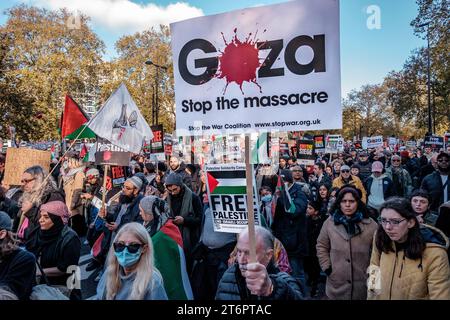 11. November 2023, London, Großbritannien. Hunderttausende von Menschen marschieren durch das Zentrum Londons, um gegen die anhaltende Bombardierung des Gazastreifens durch Israel zu protestieren. Die Organisatoren der Demonstration, der palästinensischen Solidaritätskampagne, fordern einen sofortigen Waffenstillstand. Stockfoto