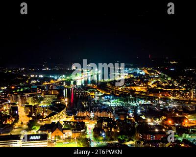 Eine Luftaufnahme des Zentrums von Ipswich bei Nacht in Suffolk, Großbritannien Stockfoto