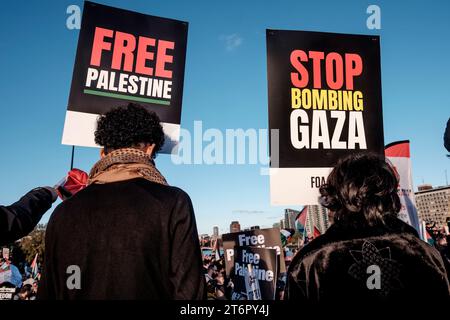 11. November 2023, London, Großbritannien. Hunderttausende von Menschen marschieren durch das Zentrum Londons, um gegen die anhaltende Bombardierung des Gazastreifens durch Israel zu protestieren. Die Organisatoren der Demonstration, der palästinensischen Solidaritätskampagne, fordern einen sofortigen Waffenstillstand. Stockfoto