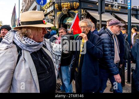 London, Großbritannien. November 2023. Piers Corbyn, Bruder des ehemaligen Labour-Parteiführers Jeremy, spricht in ein Mikrofon, um die Hunderttausenden Demonstranten zu unterstützen, die durch Zentral-London marschieren, um das Volk von Gaza zu unterstützen. Quelle: Grant Rooney/Alamy Live News Stockfoto