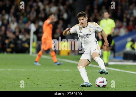 MADRID, SPANIEN - 11. November: Fran Garcia von Real Madrid während des Spiels der La liga 2023/24 zwischen Real Madrid und Valencia im Santiago Bernabeu Stadion. (Foto: Guille Martinez/AFLO) Stockfoto