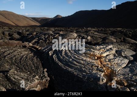 8. November 2023, Grindavik, Island: Ein Lavafeld, das sich nach dem Ausbruch des Vulkans Fagradalsfjall 2021 bildete. Der Standort liegt nur wenige Kilometer von Grindavik entfernt. Island bereitet sich auf einen weiteren Vulkanausbruch auf der Halbinsel Reykjanes vor. Nach mehr als 1400 Erdbeben in den letzten 48 Stunden im Gebiet von Grindavik warnen Experten vor einem sehr wahrscheinlichen Vulkanausbruch in den kommenden Tagen. (Credit Image: © Raul Moreno/SOPA Images via ZUMA Press Wire) NUR REDAKTIONELLE VERWENDUNG! Nicht für kommerzielle ZWECKE! Stockfoto