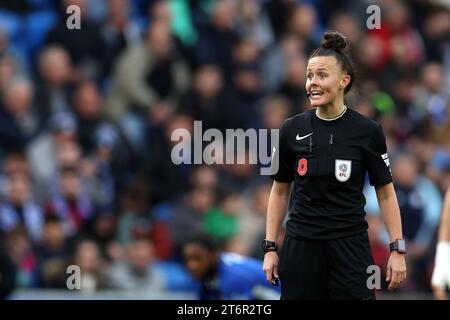 Schiedsrichter Rebecca Welch sieht zu. EFL Skybet Championship Match, Cardiff City gegen Norwich City im Cardiff City Stadium in Cardiff, Wales am Samstag, 11. November 2023. Dieses Bild darf nur für redaktionelle Zwecke verwendet werden. Nur redaktionelle Verwendung, Bild von Andrew Orchard/Andrew Orchard Sportfotografie/Alamy Live News Stockfoto