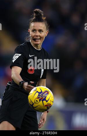 Schiedsrichter Rebecca Welch sieht zu. EFL Skybet Championship Match, Cardiff City gegen Norwich City im Cardiff City Stadium in Cardiff, Wales am Samstag, 11. November 2023. Dieses Bild darf nur für redaktionelle Zwecke verwendet werden. Nur redaktionelle Verwendung, Bild von Andrew Orchard/Andrew Orchard Sportfotografie/Alamy Live News Stockfoto