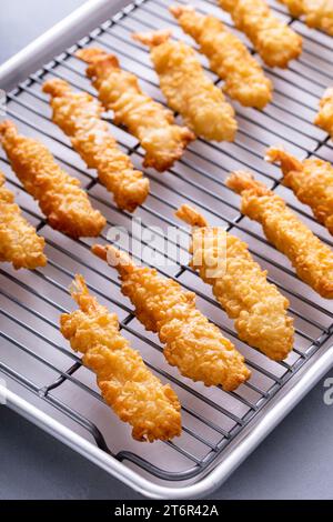 Gekochte Tempura-Garnelen auf einem Kühlregal frisch zubereitet und verzehrfertig Stockfoto