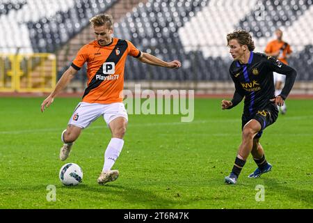 Alessio Staelens (7) von KMSK Deinze und Luca Monticelli (68) vom RSC Anderlecht, dargestellt während eines Fußballspiels zwischen RSCA Futures und KMSK Deinze am 12. Spieltag der Challenger Pro League 2023-2024 , am Samstag, den 11. November 2023 in Brussel , Belgien . FOTO SPORTPIX | Stijn Audooren Stockfoto