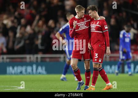 Middlesbrough's Josh Coburn und Rav van den Berg nach dem Sky Bet Championship Spiel zwischen Middlesbrough und Leicester City im Riverside Stadium, Middlesbrough am Samstag, den 11. November 2023. (Foto: Mark Fletcher | MI News) Stockfoto