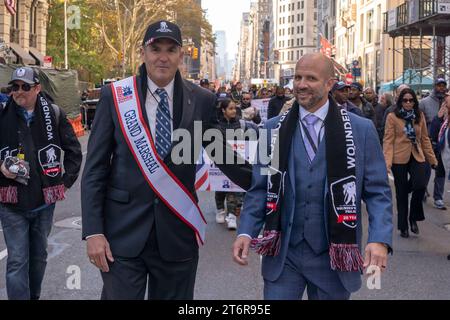 (NEU) Veteran's Day Parade in New York City. 11. November 2023, New York, USA: Grand Marshal Chief Executive Officer des Wounded Warrior Project LTG Michael Linnington (L) nimmt an der jährlichen Veterans Day Parade am 11. November 2023 in New York Teil. Hunderte von Menschen säumten die 5th Avenue, um die größte Veterans Day Parade in den Vereinigten Staaten zu sehen. An der diesjährigen Veranstaltung nahmen Veteranen, aktive Soldaten, Polizisten, Feuerwehrleute und Dutzende Schulgruppen Teil, die an der Parade teilnahmen, die die Männer und Frauen ehrt, die für das Land gedient und geopfert haben. (C Stockfoto