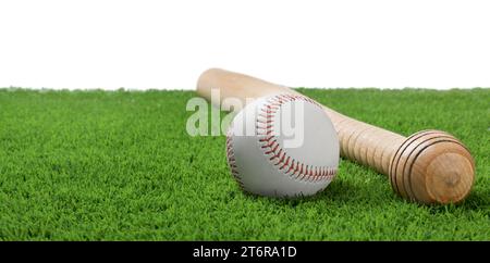 Baseballschläger und -Ball auf Kunstrasen vor weißem Hintergrund Stockfoto