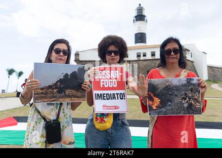 Salvador, Bahia, Brasilien - 11. November 2023: Demonstranten halten Plakate und Fotos des Konflikts im Gazastreifen während eines Protestes in der Stadt Salv Stockfoto