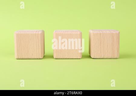 Internationale Organisation für Normung. Holzwürfel mit der Abkürzung ISO auf hellgrünem Hintergrund Stockfoto