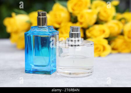 Parfums und wunderschönes Bouquet von gelben Rosen auf hellem Tisch, selektiver Fokus Stockfoto