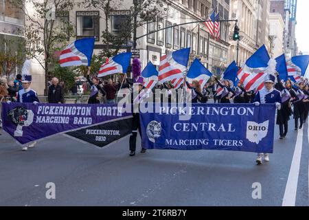 (NEU) Veteran's Day Parade in New York City. 11. November 2023, New York, USA: Pickerington North Marching Band aus Pickerington, OH, nimmt an der jährlichen Veterans Day Parade am 11. November 2023 in New York Teil. Hunderte von Menschen säumten die 5th Avenue, um die größte Veterans Day Parade in den Vereinigten Staaten zu sehen. In diesem Jahr nahmen Veteranen, aktive Soldaten, Polizisten, Feuerwehrleute und Dutzende Schulgruppen an der Parade Teil, die die Männer und Frauen ehrt, die für das Land gedient und geopfert haben. (Kredit: M10/TheNews2) Stockfoto