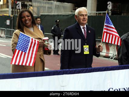 NEW YORK, NEW YORK – 11. NOVEMBER: Bürgermeister von New York, Eric Adams, erster stellvertretender Kommissar der NYPD Tania Kinsella, CEO des Wunden Warrior Project, Generalleutnant Mike Linnington, Generalstaatsanwalt Leticia James, Mitglied des New Yorker Stadtrates Robert Holden und Mitglieder des Dienstes (Armee, Marine, Luftwaffe, Marines, Civil Air Patrol, Coast Guard) und andere nehmen an der Veterans Day Parade 2023 am 11. November 2023 in New York Teil. Chris Moore/MediaPunch Stockfoto