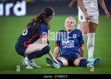 San Diego, USA, 11. November 2023: Megan Rapinoe (15 OL Reign) fällt während der National Women’s Soccer League Championship zwischen OL Reign und Gotham FC im Snapdragon Stadium in San Diego, CA USA (NUR REDAKTIONELLE VERWENDUNG). (Rebekah Wynkoop/SPP) Stockfoto