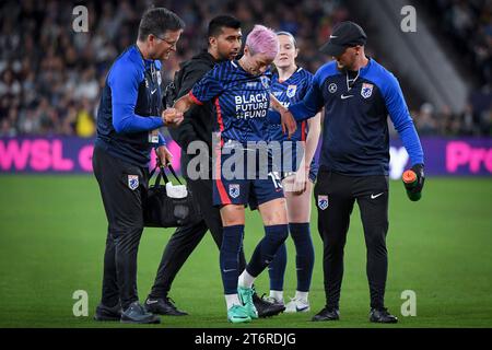 San Diego, USA, 11. November 2023: Megan Rapinoe (15 OL Reign) wird während der National Women’s Soccer League Championship zwischen OL Reign und Gotham FC im Snapdragon Stadium in San Diego, CA, USA, unterstützt. (Rebekah Wynkoop/SPP) Stockfoto