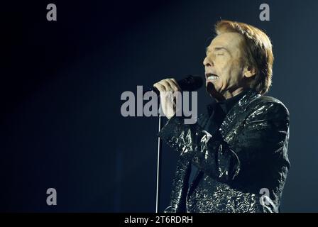 Der spanische Sänger Raphael tritt live während seiner Victoria Tour in der „San Miguel Tarraco Arena“ in Tarragona auf. Miguel Rafael Martos Sánchez, besser bekannt als Raphael (Linares, Jaén, 5. Mai 1943), ist ein spanischer Sänger und Schauspieler, der in Spanien und im spanischsprachigen Raum anerkannt ist. Sein Debüt als musikalischer Star fand in den frühen 1960er Jahren statt (Foto: Ramon Costa / SOPA Images/SIPA USA) Stockfoto