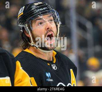 Der Verteidiger Kris Letang (58) der Pittsburgh Penguins schreit den Beamten an, nachdem ein Teamkollege in der ersten Periode gegen die Buffalo Sabres in der PPG Paints Arena in Pittsburgh am Samstag, den 11. November 2023 eine Strafe erhalten hat. Foto von Archie Carpenter/UPI. Stockfoto