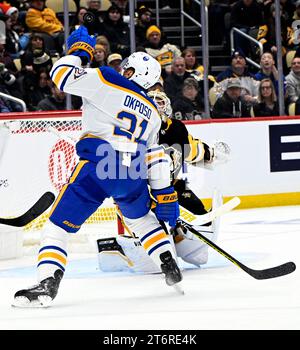 Der rechte Flügel von Buffalo Sabres Kyle Okposo (21) greift am Samstag, den 11. November 2023, vor dem Torwart Tristan Jarry (35) der Pittsburgh Penguins in der PPG Paints Arena in Pittsburgh zum Puck. Foto von Archie Carpenter/UPI. Stockfoto