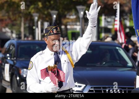 Ein Veteran und Mitglied der Tom Powell 77 American Legion verteilt kleine amerikanische Flaggen während der Veterans Day Parade am Veterans Day in St. Louis am Samstag, 11. November 2023. Foto: Bill Greenblatt/UPI Stockfoto