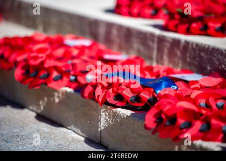 Mohnkranze wurden beim Waffenstillstand 2023 im Cenotaph in Whitehall ausgestellt. Die Gedenkfeier fand im Cenotaph auf Whitehall statt, mit zwei Minuten Stille und Blumenlegen. Stockfoto