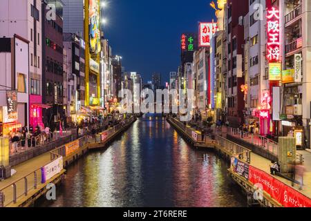 Osaka, Japan - 13. April 2023: Dotonbori-Gebiet am Dotonbori-Kanal bei Nacht. Bekannt als eines der wichtigsten Touristen- und Nachtleben von Osaka, ist die Gegend Stockfoto