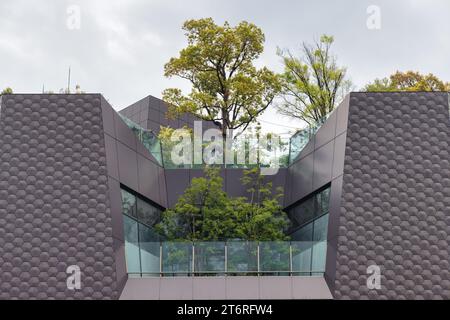 Tokio, Japan - 08. April 2023: Tokyu Plaza-Gebäude in Omotesando Harajuku mit Dachgarten im Omohara Forest. Es ist ein besonders beliebtes Einkaufszentrum Stockfoto