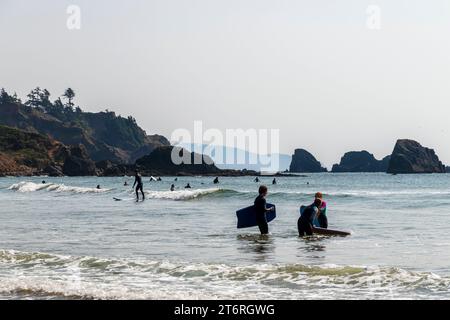 Im Ecola State Park in der Nähe von Cannon Beach, Oregon, warten Surfer auf die nächste Welle. Stockfoto