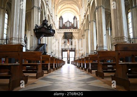 Blick vom Boden des Kirchenschiffs in die Katharinenkirche (Eglise Sainte-Katharina) – Brüssel Belgien – 24. Oktober 2023 Stockfoto