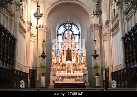 Der Altar der Katharinenkirche (Eglise Sainte-Katharina) – Brüssel Belgien – 24. Oktober 2023 Stockfoto