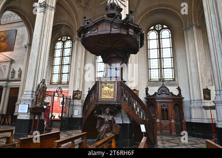 Die Kanzel in der Katharinenkirche (Eglise Sainte-Katharina) – Brüssel Belgien – 24. Oktober 2023 Stockfoto