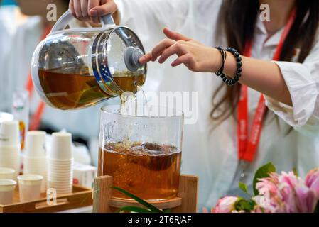 Eine schöne Teekocher bereitet chinesischen schwarzen Tee zu Stockfoto