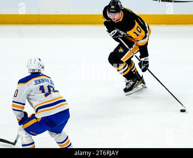 Pittsburgh Penguins Linksflügel Drew O’Connor (10) Schlittschuhe passieren Buffalo Sabres Verteidiger Henri Jokiharju (10) und treffen in der zweiten Periode gegen die Buffalo Sabres in der PPG Paintts Arena in Pittsburgh am Samstag, den 11. November 2023. Foto von Archie Carpenter/UPI. Stockfoto